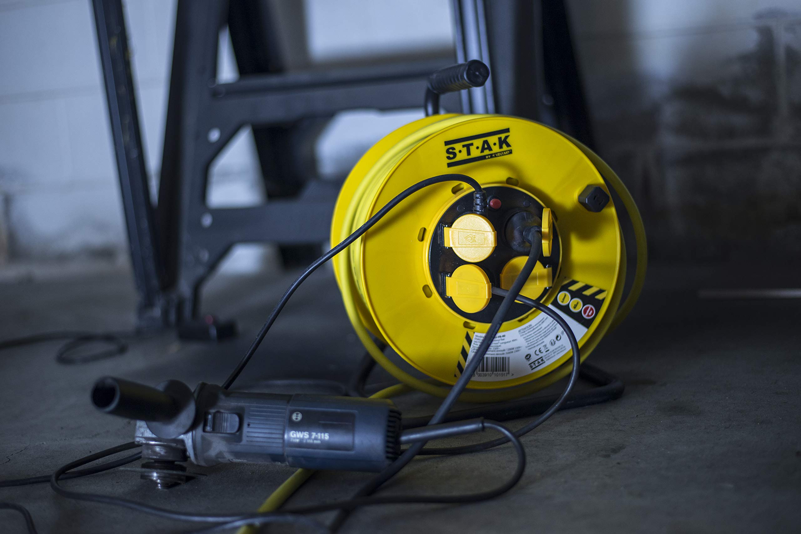 Stak REELPRO-FR-25 Kabeltrommel, professionell, feste Trommel, wasserfest IP44, 25 m langes Gummikabel 3G2,5 mm2 für Baustellen, Basteln, Garten 4 Steckdosen, Rahmen aus Stahl, Gelb 7