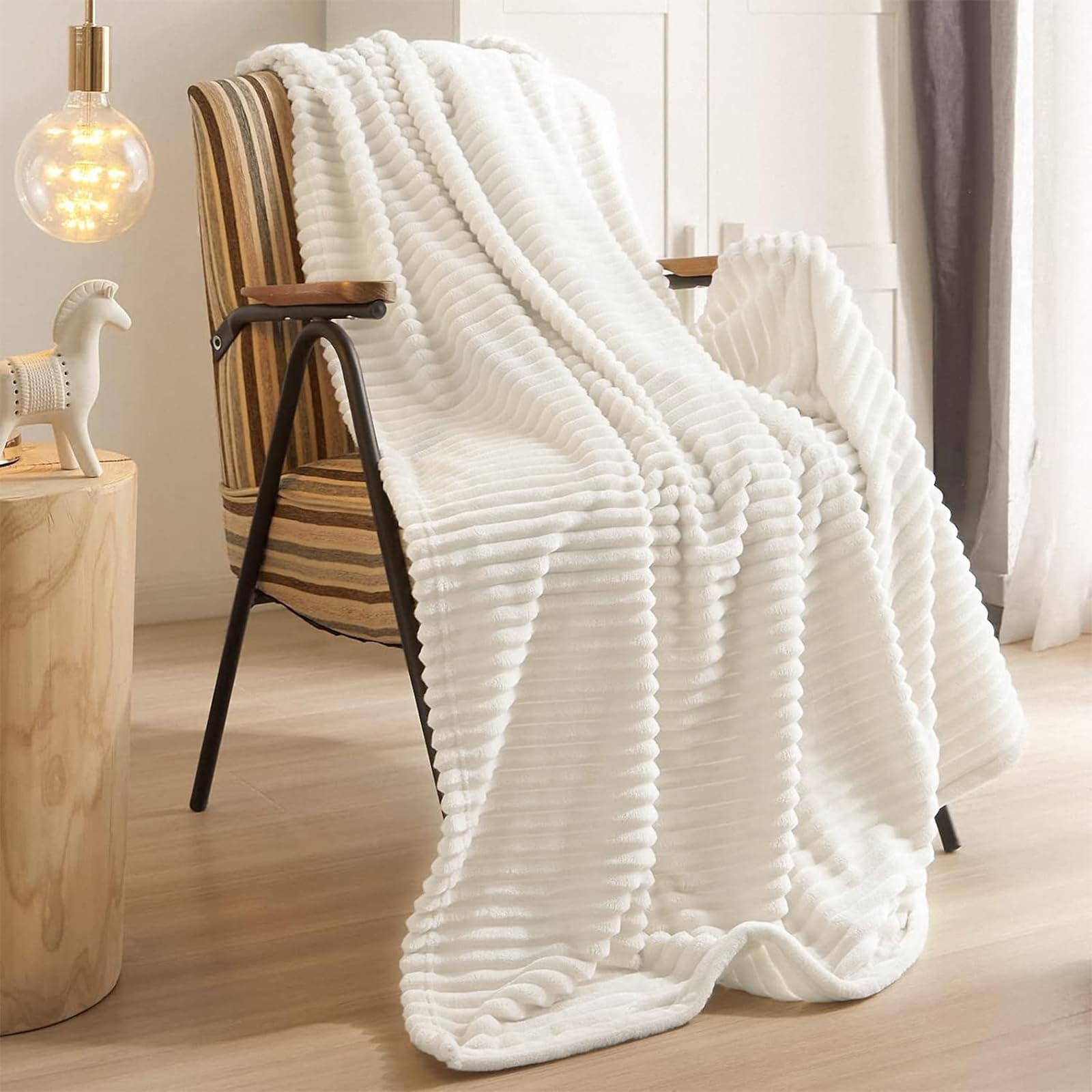 QOFLY Soft Cuddly Blanket White 150 x 200 cm Gift Box Fluffy Fleece Blanket as a Blanket, Bedspread or Sofa Throw
