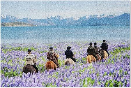 Amazon Co Jp Hdトラベラーは ニュージーランドのテカポ湖の美しい風景を見下ろす紫色のルピナスの花畑で馬に乗る 19x27プレミアム1000ピースジグソーパズル アメリカ製 おもちゃ