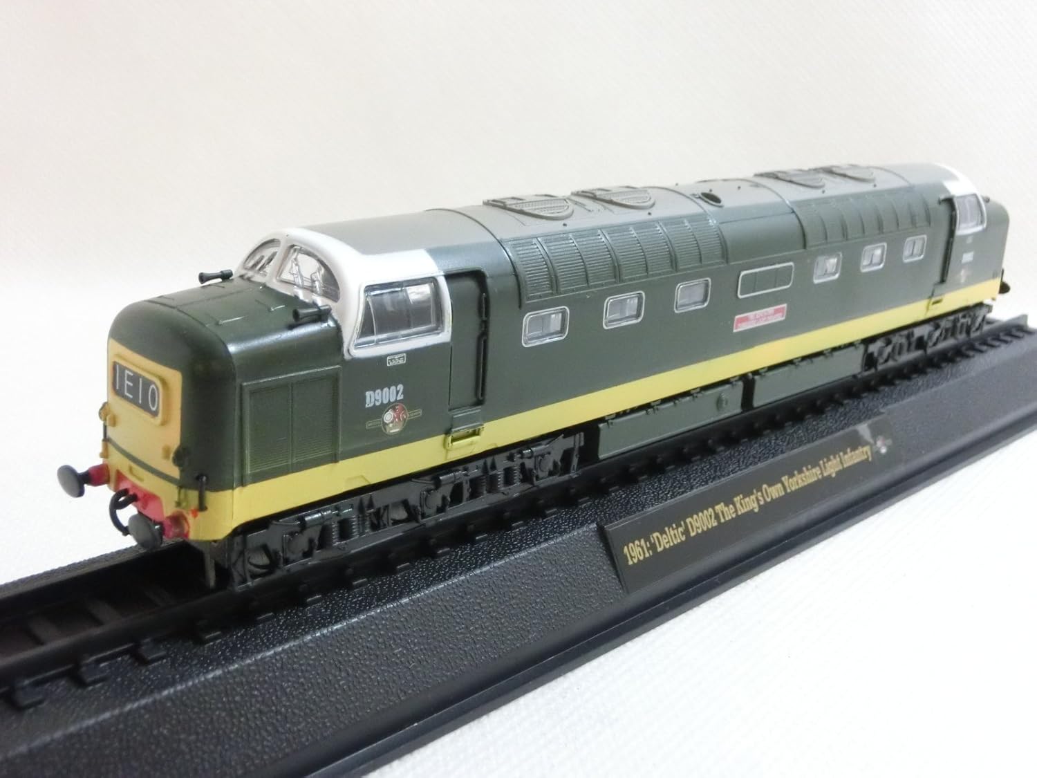 Amazon 1/76 完成品 旧イギリス国鉄 特急ディーゼル機関車、クラス55 デルティック 鉄道模型 通販