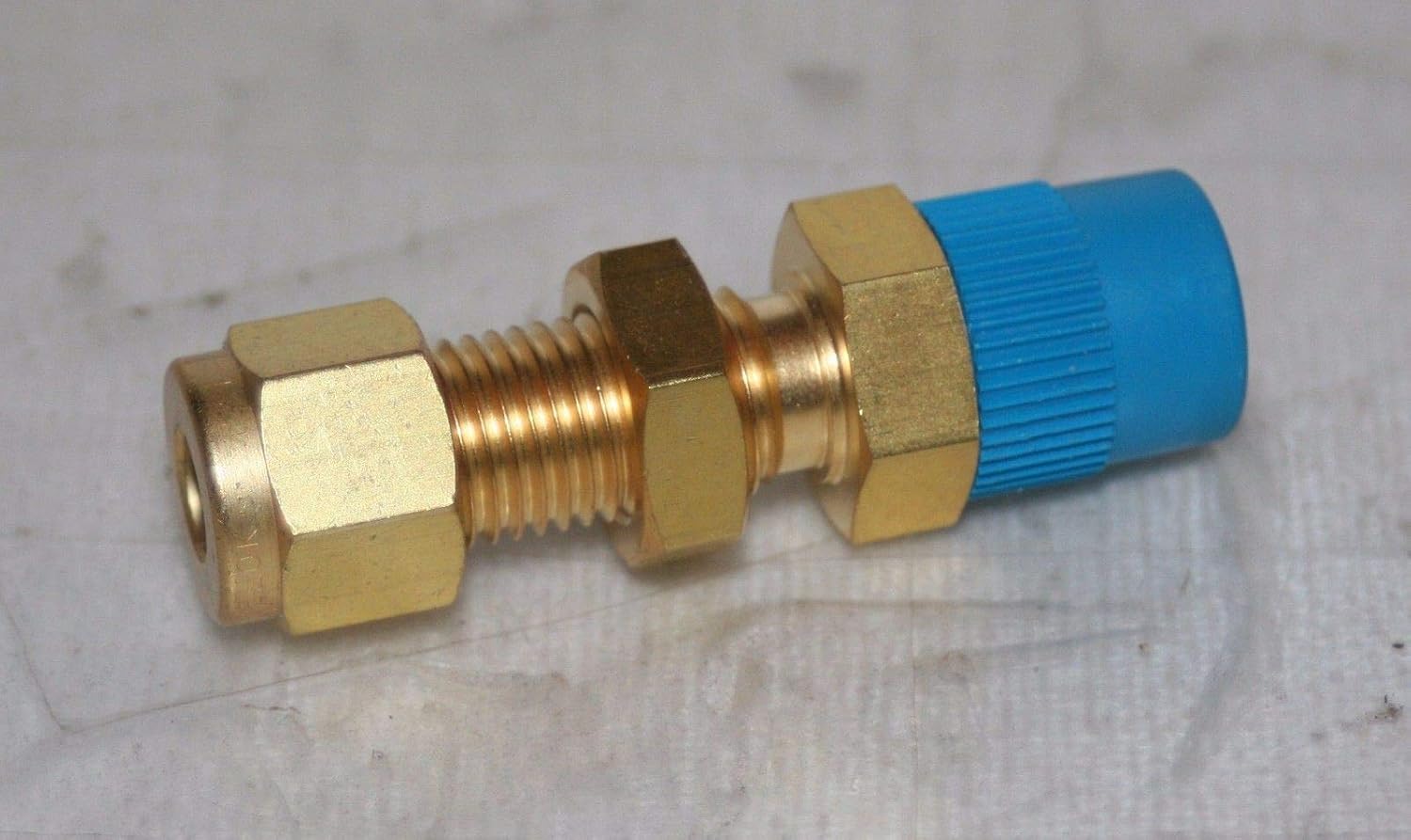 SWAGELOK B400114 Bulkhead Male Connector, 1/4 in. Tube OD X 1/4 in