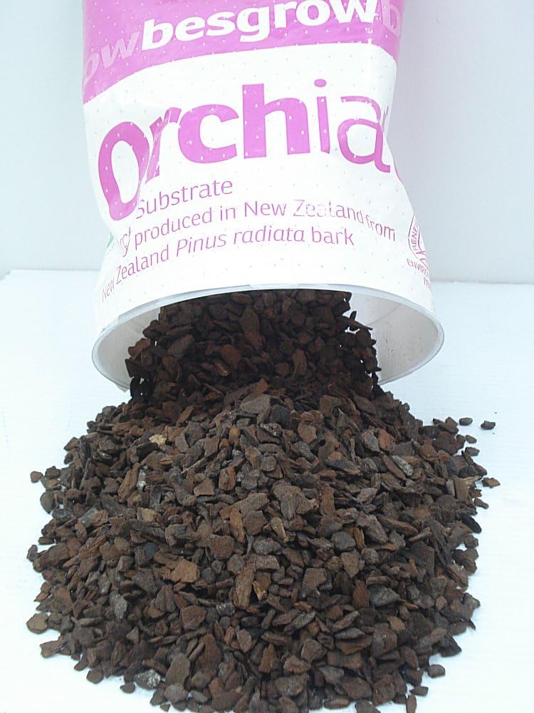 coMarket New Zealand Orchiata Bark Small (Chip Size 3/8") - 2 1/2 Gallon Bag