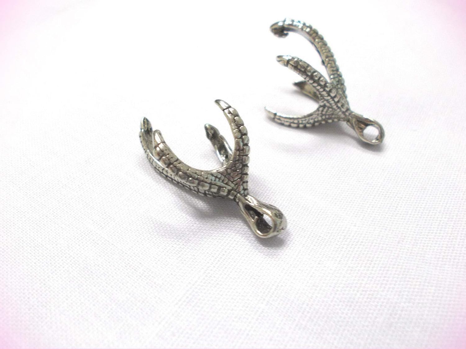 Amazon Com 3d Dragon Talon Claw 4 Raptor Talons Claws Pendant Adj Necklace For Women Beauty