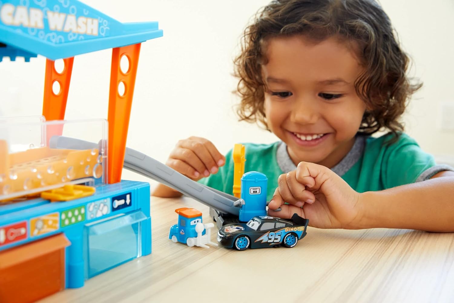 Disney Cars Toys and Pixar Cars Color Change Dinoco Car Wash Playset with Pitty and Exclusive Lightning McQueen Vehicle, Interactive Water Play Toy for Kids Age 4 Years and Older: Toys & Games