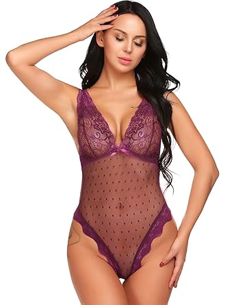 Conjunto de una pieza realizado en malla y con tanga. 