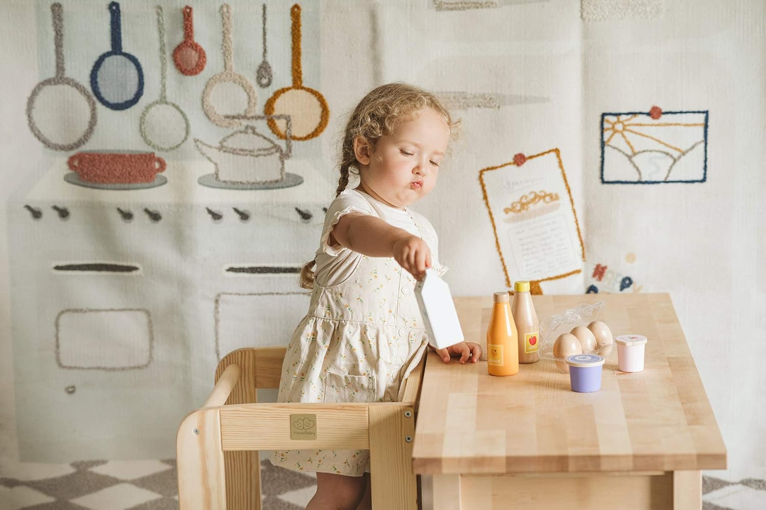 niña en cocina montessori