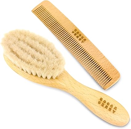 L Ensemble De Soin Pour Bebe Se Compose D Une Brosse Et D Un Peigne Avec Une Brosse A Cheveux Naturelle Faite En Cheveux De Chevre Fabrique En Allemagne Ideal Comme Cadeau