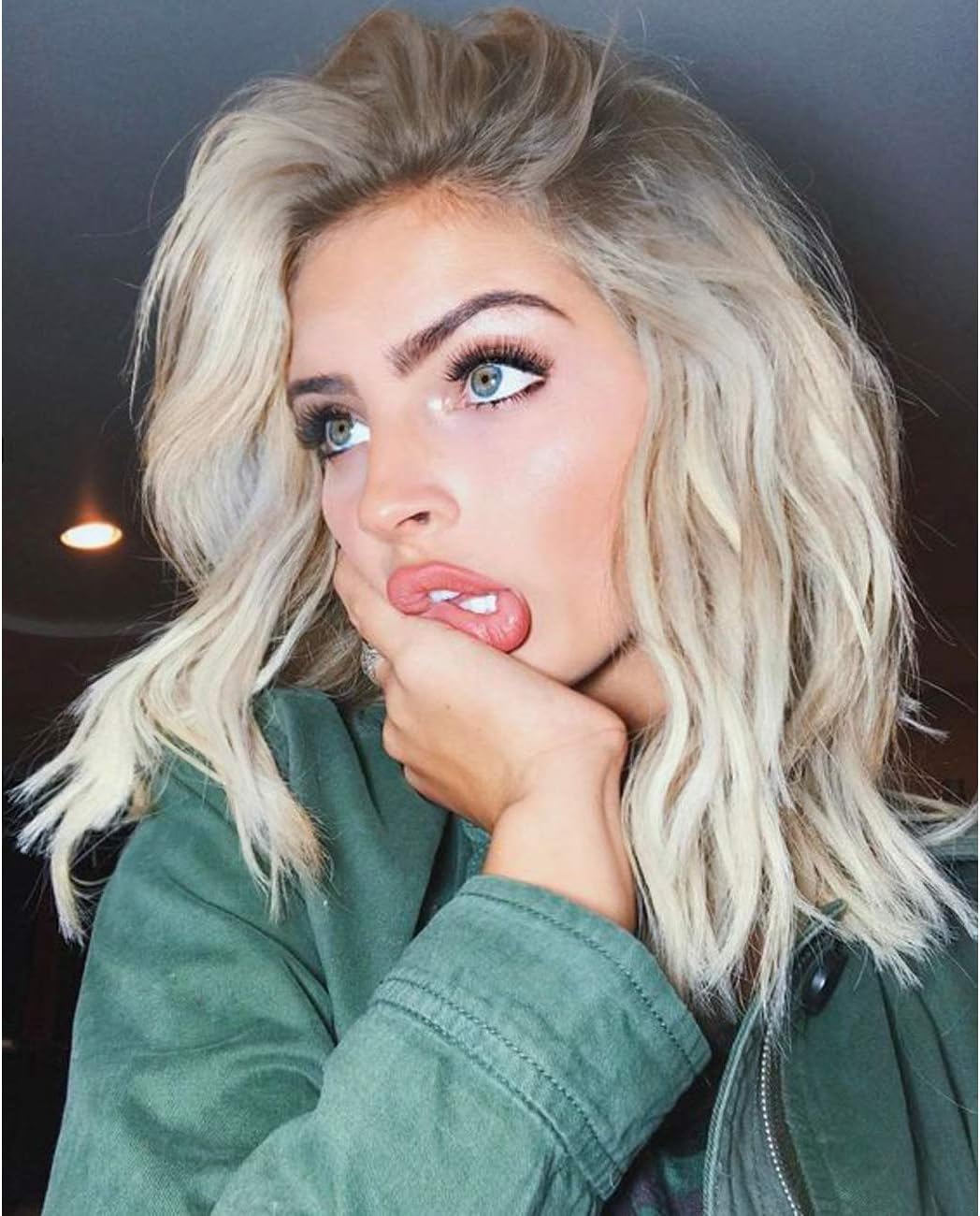 Vedar Flawless Summer Style - Wob Hair (Wavy Bob Hair) Dirty Blonde Hair Brown Rooted Platinum Blonde Lace Front Wigs for Women 12 inches Wavy Blonde Wigs with Brown Roots VEDAR-031-12