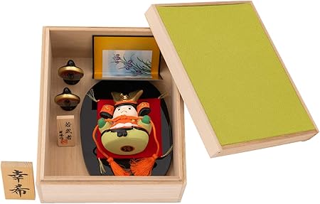 Amazon 赤ちゃんまーけっと 兜 兜飾り 五月人形 陶器 コンパクト ミニ 収納 収納ケース 若武者 名前札 名入れ 兜飾り おもちゃ