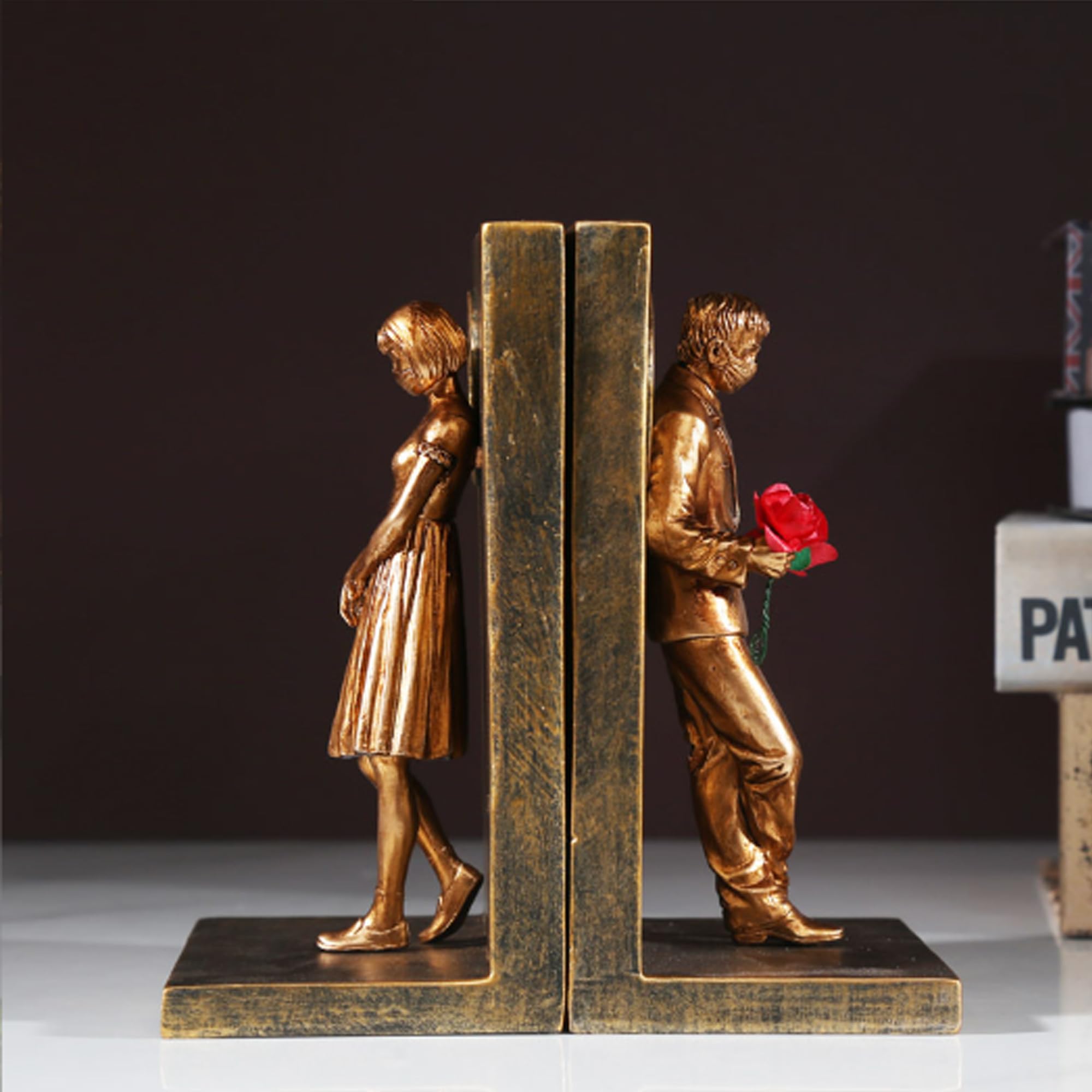 SQAQS Heavy Duty Banksy Couple Bookends Creative, Bookends, Decorations, Living Room Decorations, Handicrafts for Study, Crafts Gifts, Non-Slip (Gold)