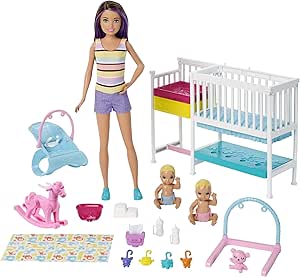 Amazon.com: Barbie Juego de guardería con muñeca Skipper Babysitters, 2 muñecas de bebé, cuna y más de 10 piezas de equipo de bebé y juguetes temáticos, set de regalo para 3 a