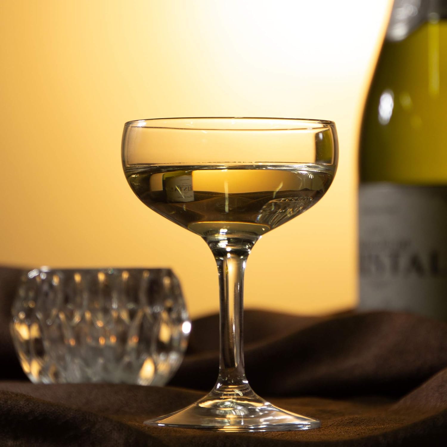 スパークリングワインが入っているクープタイプのグラス