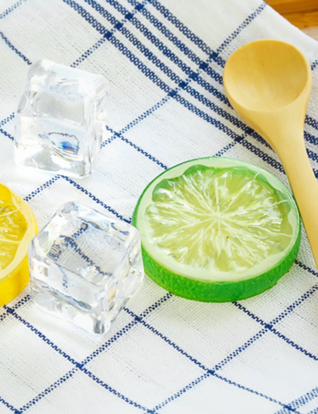 ⭐️ DomeStar 20 Pcs Clear Square Acrylic Ice Cubes Fake Ice Cubes for Photography Props or Decorations, 1\