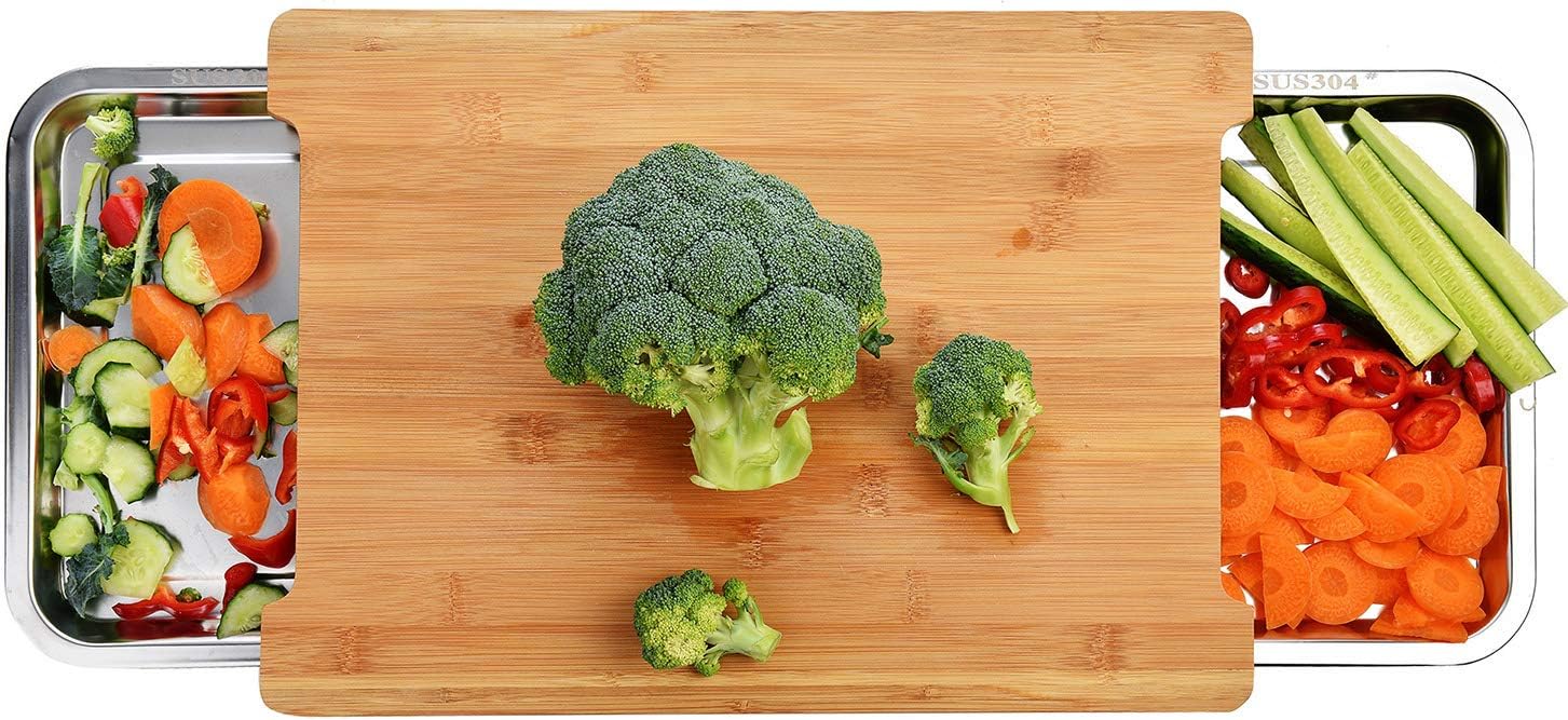 Premium Schneidebrett aus Bio Bambus von Harcas. Mit 2 großen Auffangschalen aus Edelstahl. 42cm x 30cm x 4cm. Am besten für Gemüse, Obst und Käse. Professionell, langlebig und widerstandsfähig