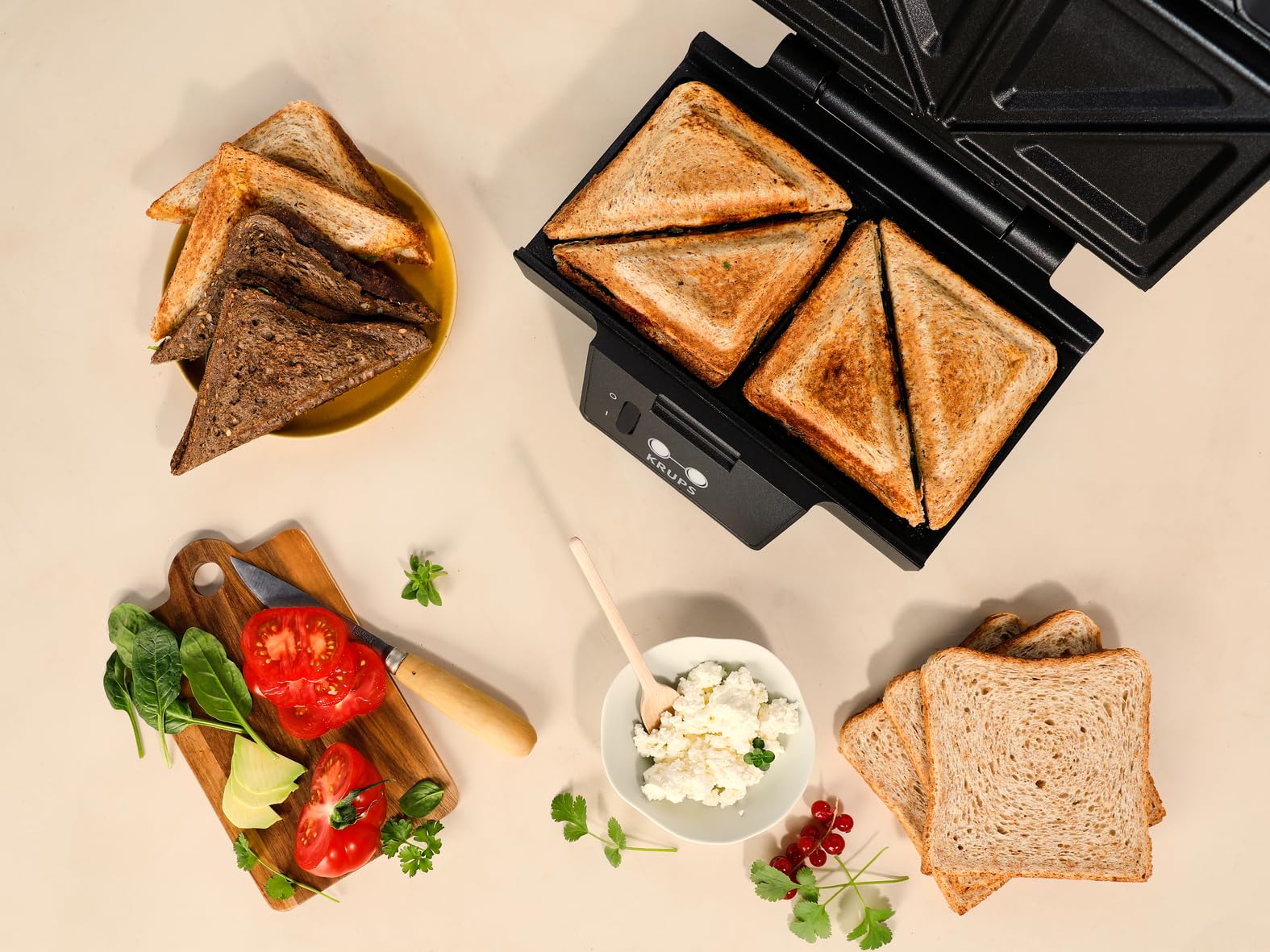 KRUPS FDK461 Sandwichmaker – Dreiecks-Sandwichtoasts, Keramik-Antihaftplatten, 850W, extra tiefe Form für leckere Gourmet-Sandwiches, schnelles Erhitzen, platzsparend, Standard, schwarz 3