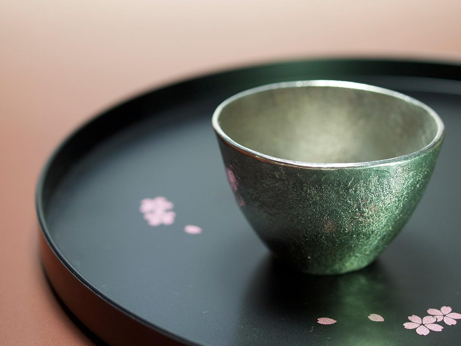 黒いお盆にのった錫の酒器