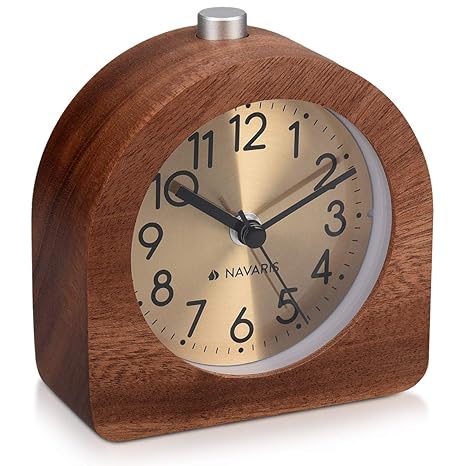 Navaris Analog Holz Wecker mit Snooze - Retro Uhr Halbrund mit Ziffernblatt Gold Alarm Licht - Leise Tischuhr ohne Ticken - N