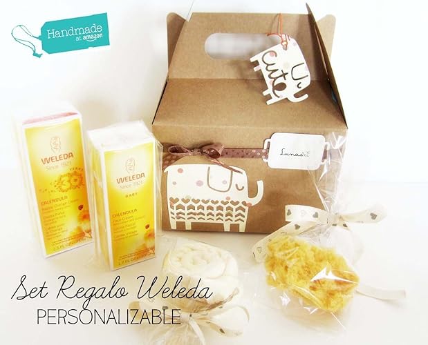 Canastilla Ecológica Bienvenido Bebé con 2 Cupcakes (= dos calcetines + un gorrito, talla 1-6 meses, algodón) | Totalmente personalizable | Se puede añadir: Esponja Natural SUAVINEX, Productos WELEDA BIO y Piruleta de Babero TOMMEE TIPPEE | Baby Shower Gift Idea | Disponible Versión para Niñas, Niños o Unisex