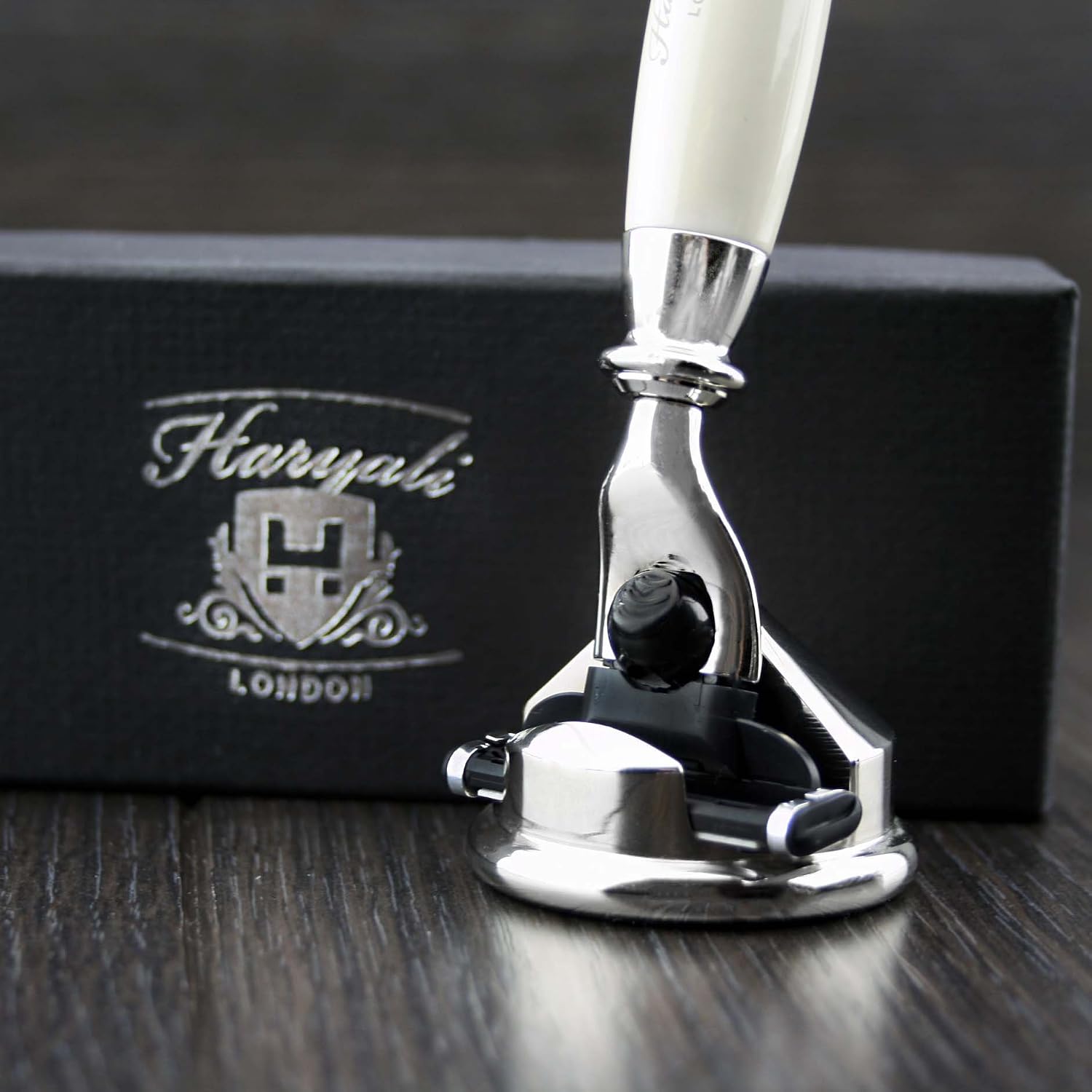 Haryali London, Triple Edge Razor with Stand, Precision Razor Compatible with All 3 Edge Refills - Image 3