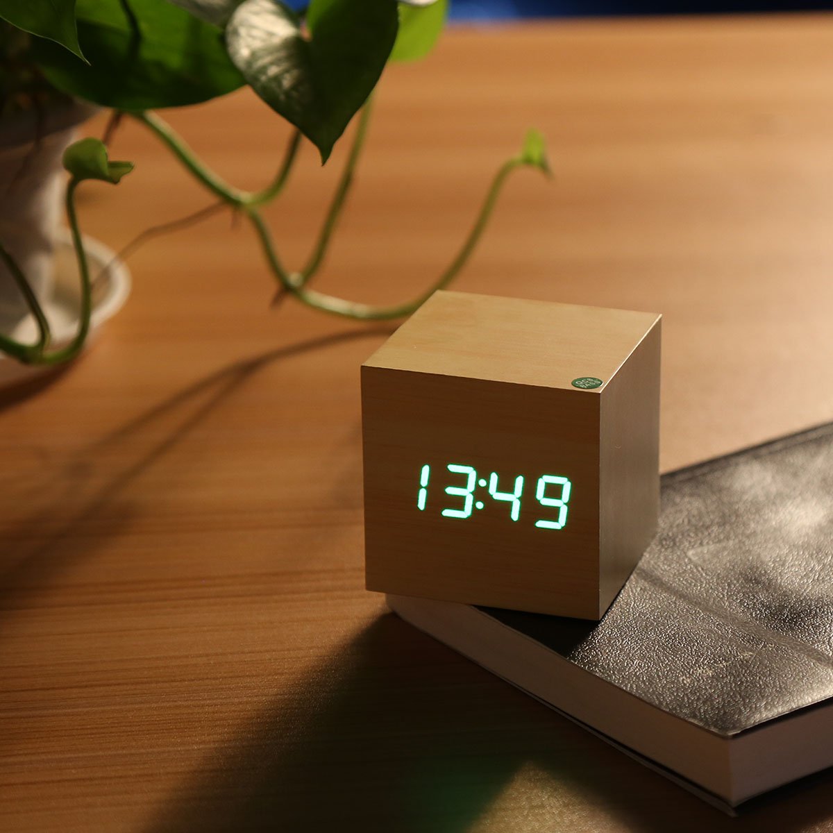 Soyion LED Réveil en Bois Affichage numérique avec Contrôle LED Horloge de Bureau Décorez Votre Maison et le Bureau, Alimenté par USB ou Batterie - Forme Cube (Bois cube & vert mot) (Square)