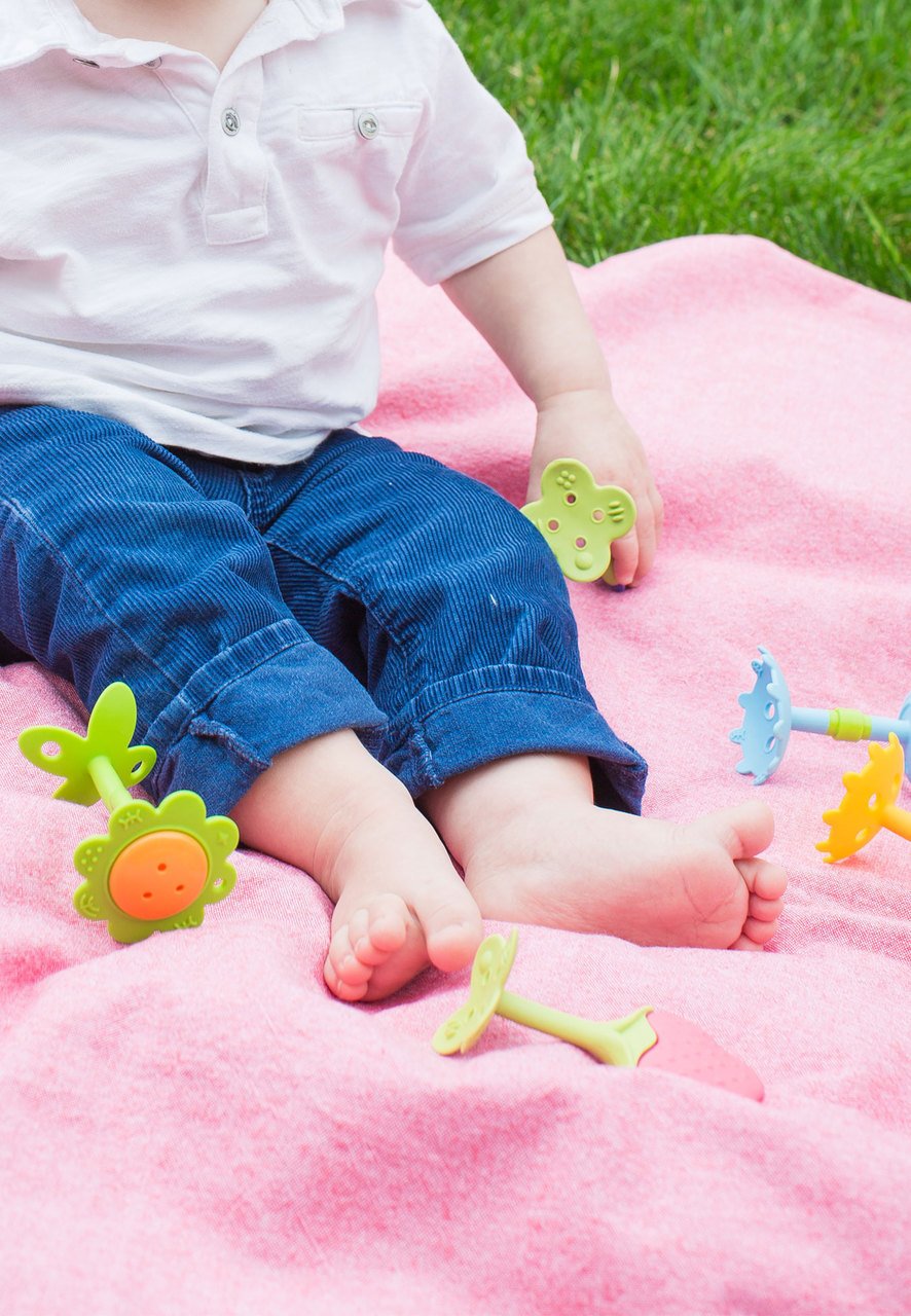 Innobaby Original Teethin' Smart EZ Grip Flower Teether Rattle and Sensory Toy for Babies and Toddlers. BPA Free Teether
