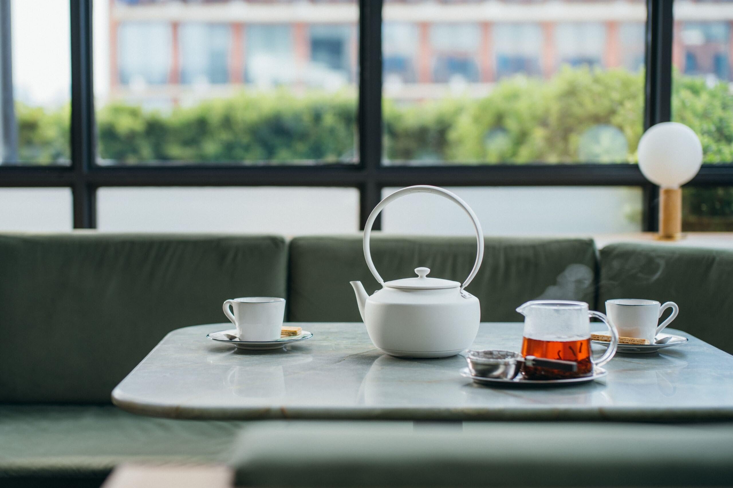 Balmuda MoonHervidor | Hervidor eléctrico con control de temperatura (122°F - 212°F) | MANTENGA Y MANTENGA CALIENTE | 900 ml (30 onzas líquidas) | Luz y sonido ambiental relajantes | Boquilla de vertido de precisión | Blanco