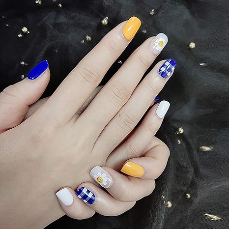 Amazon Co Jp 短いターメリックブルーグリッドフラワー偽のネイル 棺の偽のネイル短い偽のネイル 女性と女の子のためのネイルバレリーナを押す 24pcs ホーム キッチン