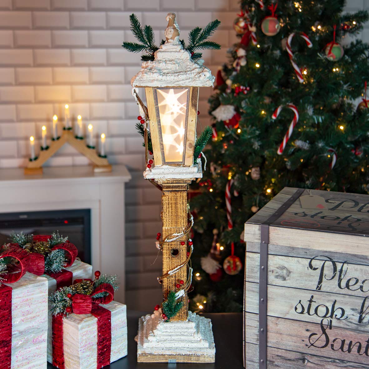 The Christmas Workshop 70769 85cm Snow Topped Wooden Lamppost With Rotating Star Light | 6 LED Lights | Indoor Christmas Decorations | Timer Functionality | Battery Operated | 19cm x 19cm x 85cm