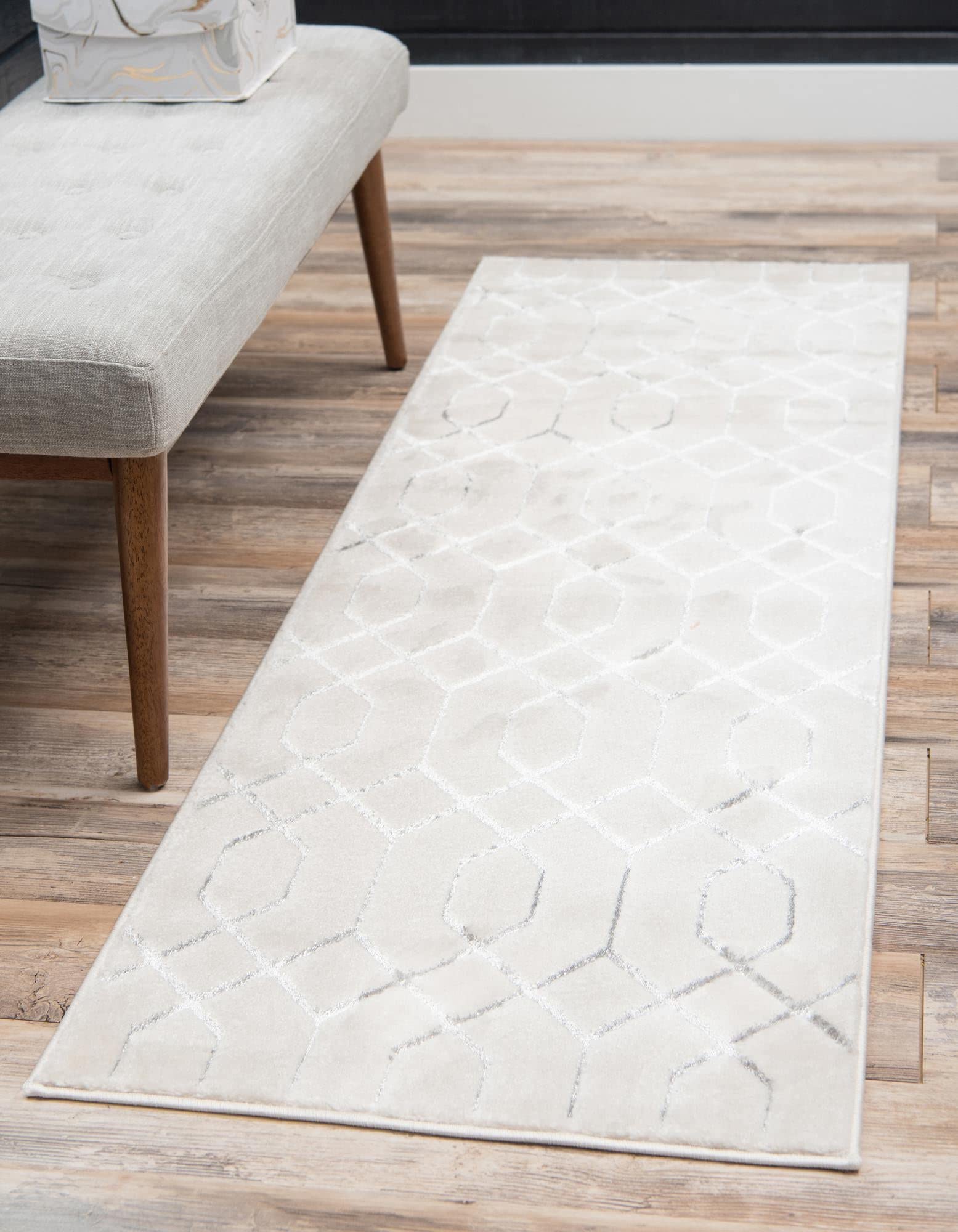 Unique Loom Marilyn Monroe Glam Collection Area Rug – Trellis (2′ 7″ x 12′ Runner, White Silver/ Silver)