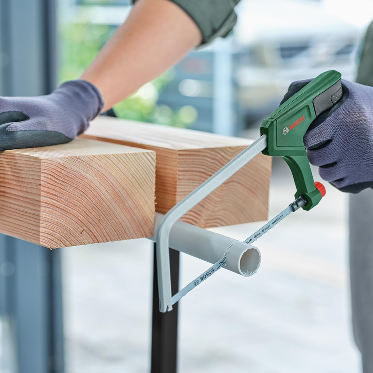 Bosch Bügelsäge 150mm (Mini-Bügelsäge mit robustem Bimetall-Sägeblatt für präzise Schnitte in Metall, Kunststoff und Weichholz; 24 TPI; einfacher Blattwechsel; Ergonomischer Handgriff mit Softgrip) 4