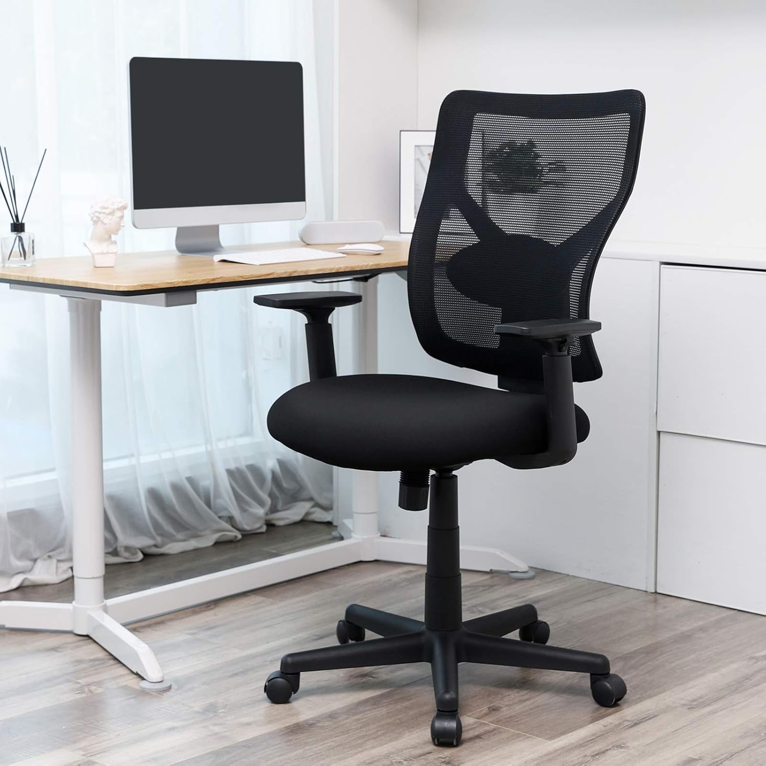 Amazon De Songmics Burostuhl In Netzoptik Ergonomischer Drehstuhl Mit Kippmechanismus Gepolsterter Sitz Verstellbare Armlehnen Belastbarkeit 120 Kg Schwarz Obn36bk