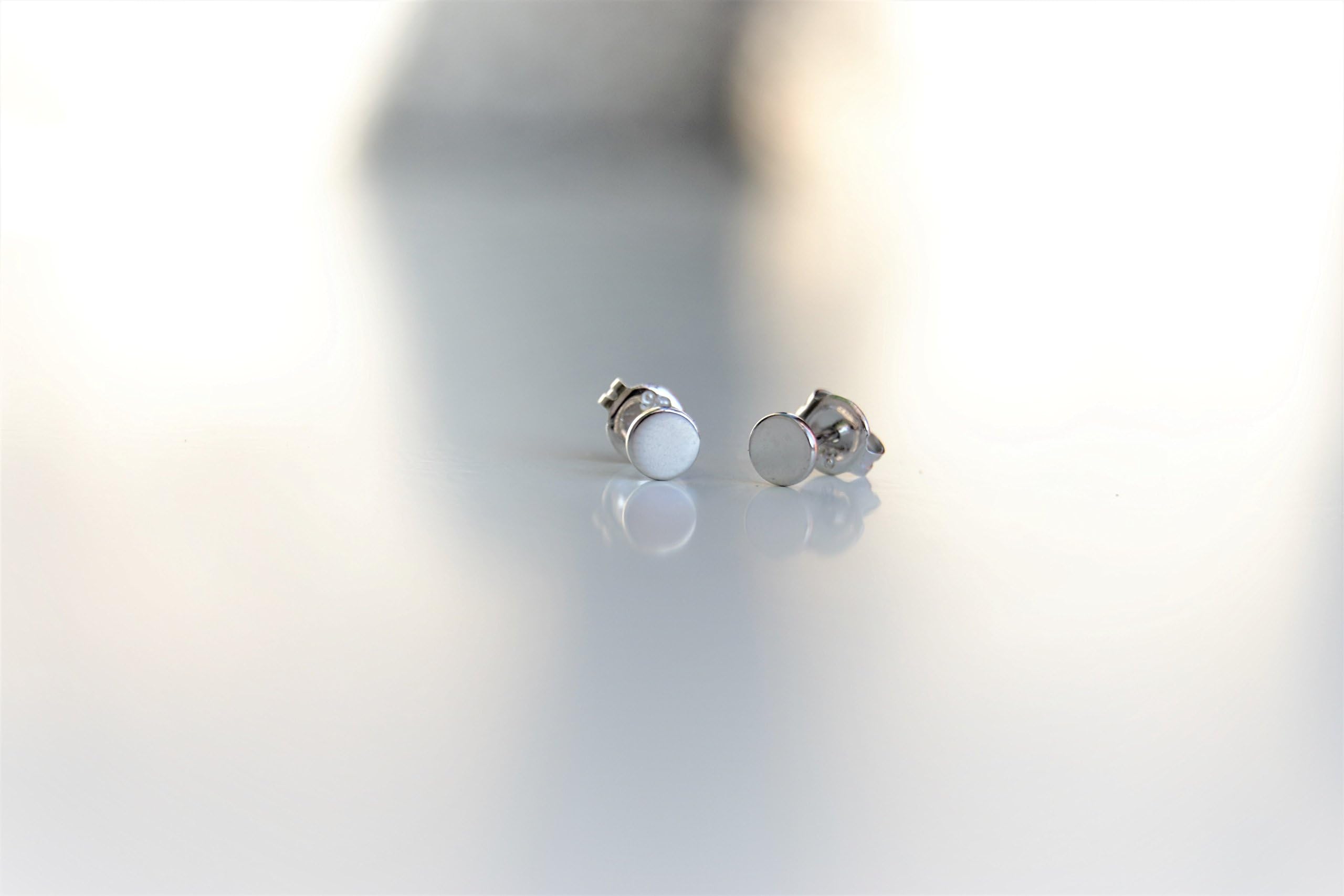 Tiny circles stud earrings