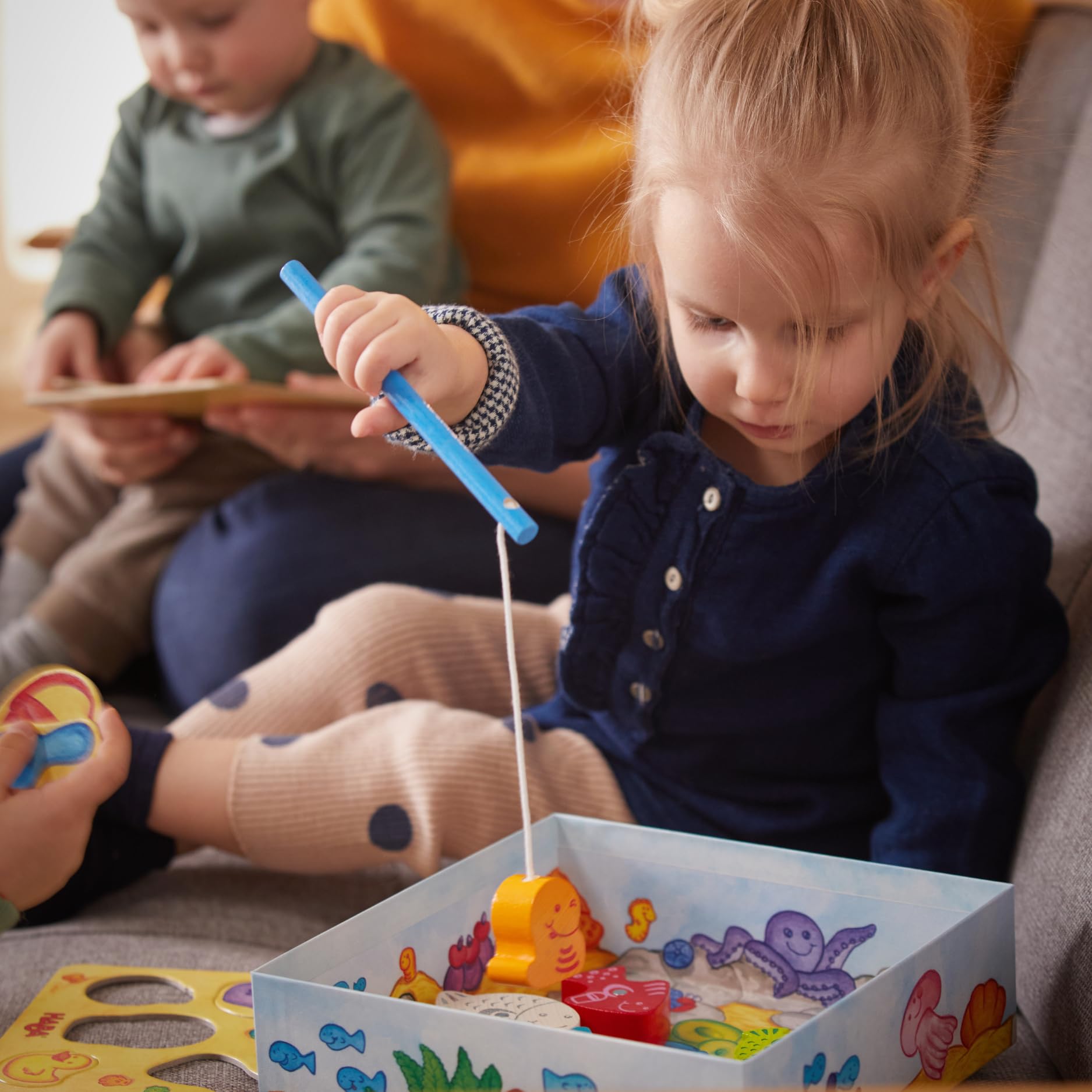 HABA Fische Angeln – Meine ersten Spiele – Angelspiel aus Holz für Kinder ab 2 Jahren – Fördert Feinmotorik, freies Spielen, Lernen & Farben-unterscheiden – 1004983001