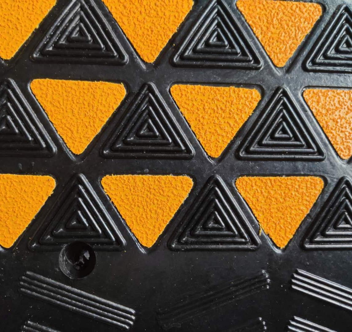 BESEA Rubber Curb Ramp Heavy Duty 44000lbs Professional Grade Loading Ramps Car Slope Ramp Threshold Ramp for Forklifts Trucks,Buses,Motorcycle (24"L × 12"W × 4"H Curb Ramp, Single Ramp).: Industrial & Scientific