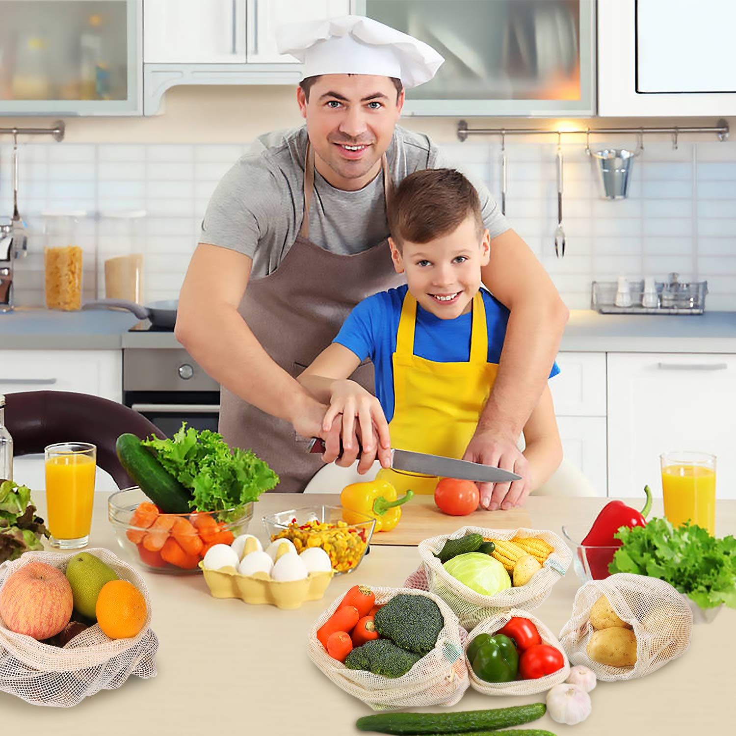 Пока отец на кухне. Пока отец на кухне. Домохозяин на кухне. Мужчина дома с ребенком. Кухня для детей.