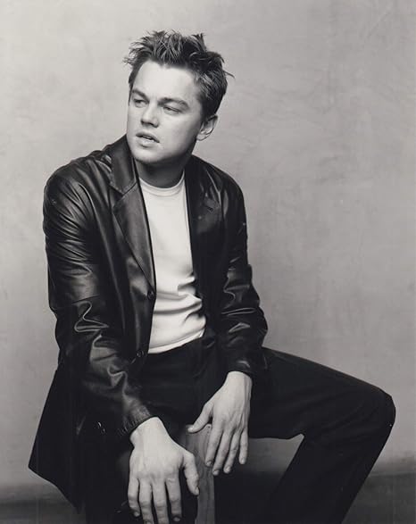 Amazon 大きな写真 レオナルド ディカプリオ モノクロの革ジャン アイドル 芸能人グッズ 通販