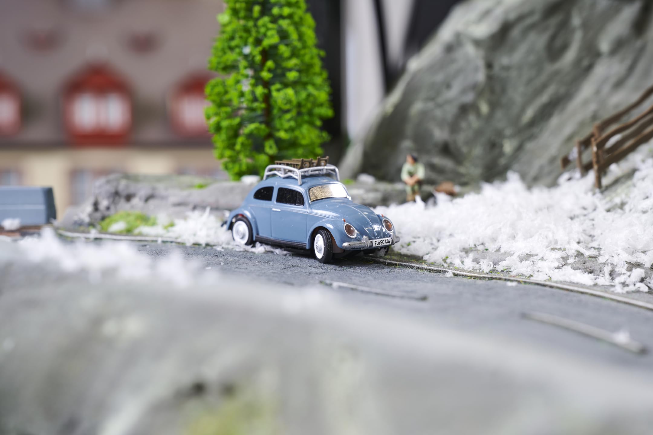 Carson 500504149 1:87 VW Beetle Wintersport Version 2,4GHz 100% - Fahrfertiges Modell, RC Auto, H0 Auto,RC Modell,Diorama Fahrzeug, Blau 3