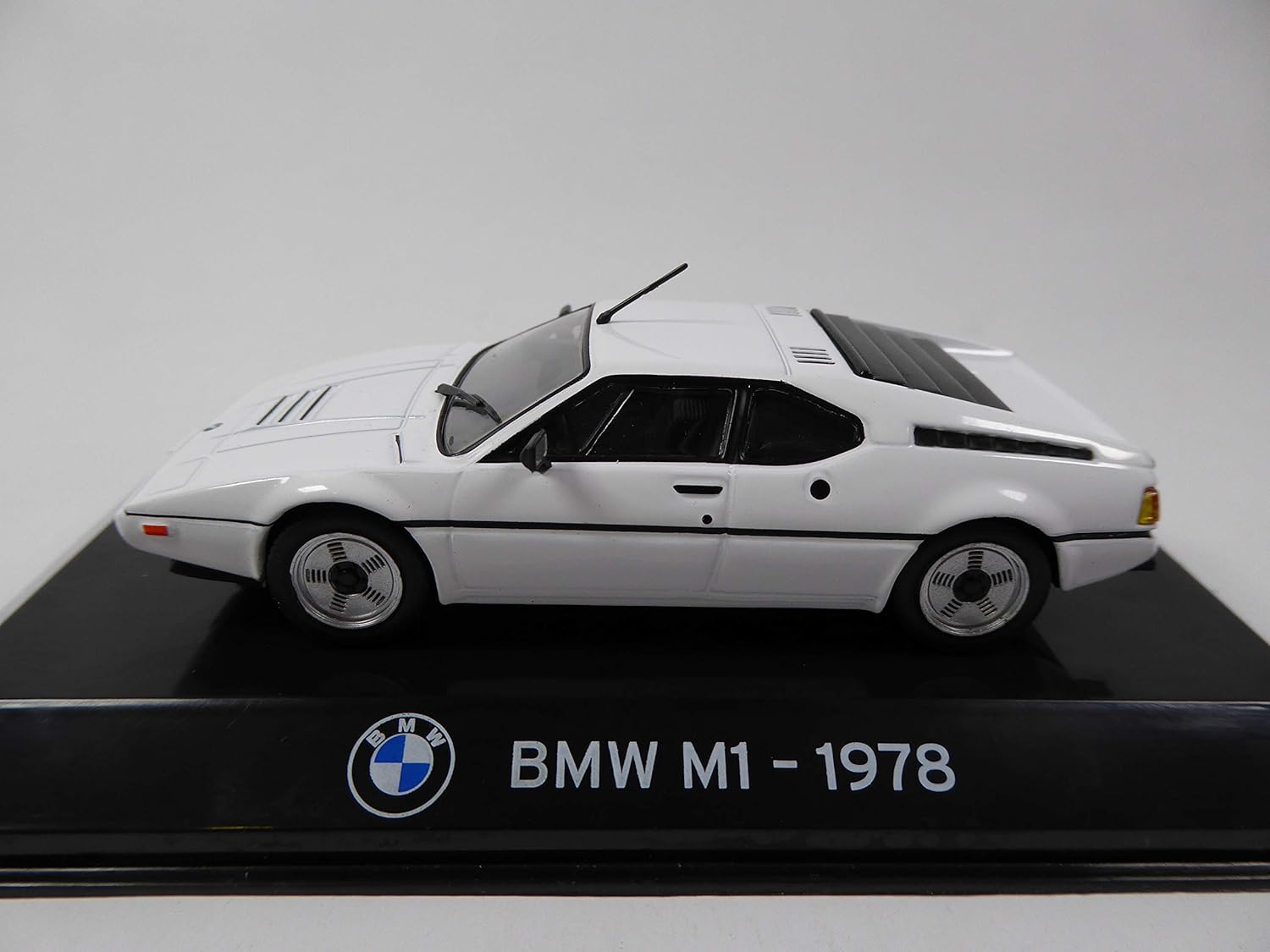OPO 10 - Car 1/43 Collection SUPERCARS Compatible with BMW M1 1978 - S75 UP075, White, Medium