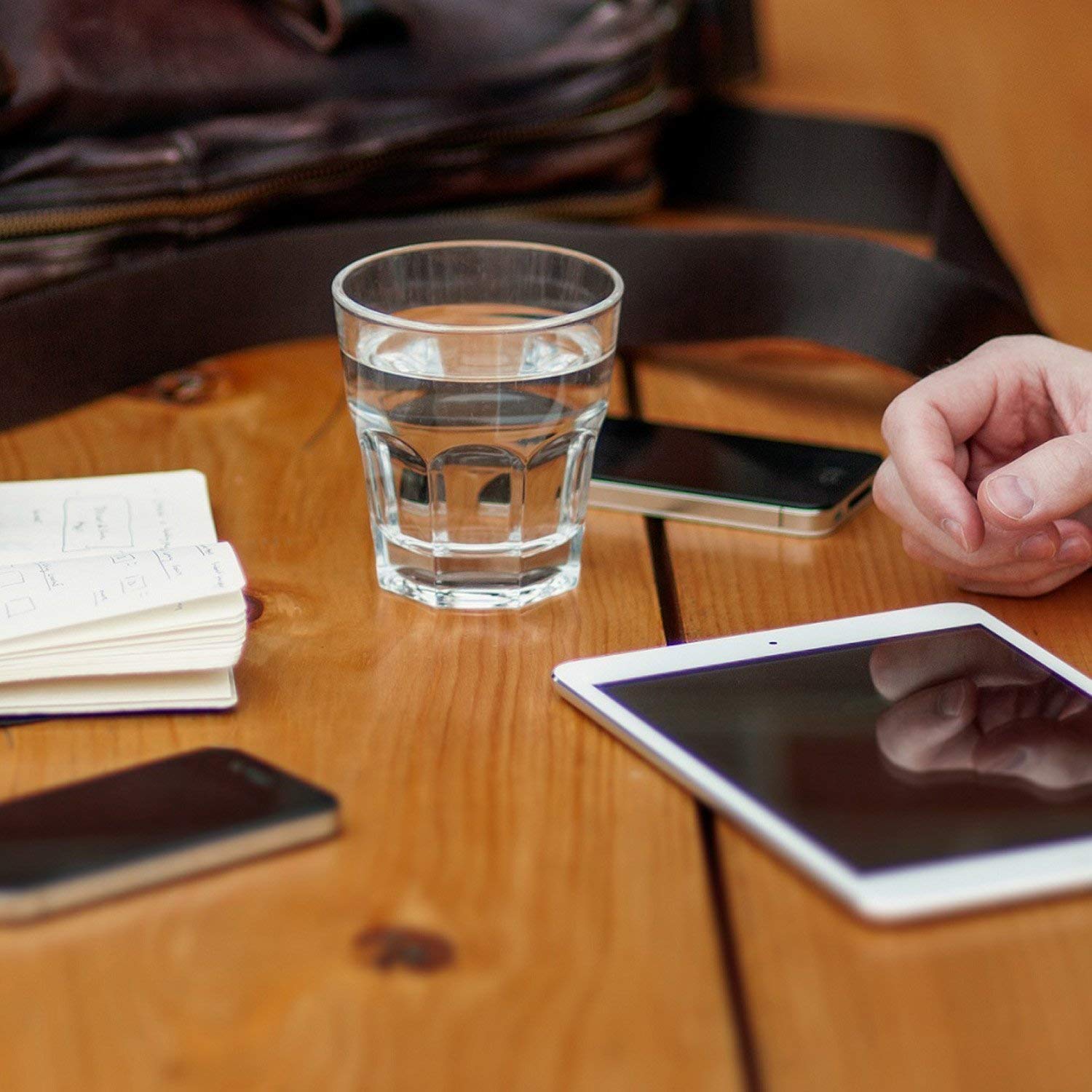 Juego de 4 vasos de plástico duro de 25cl. Con apariencia de vidrio.
