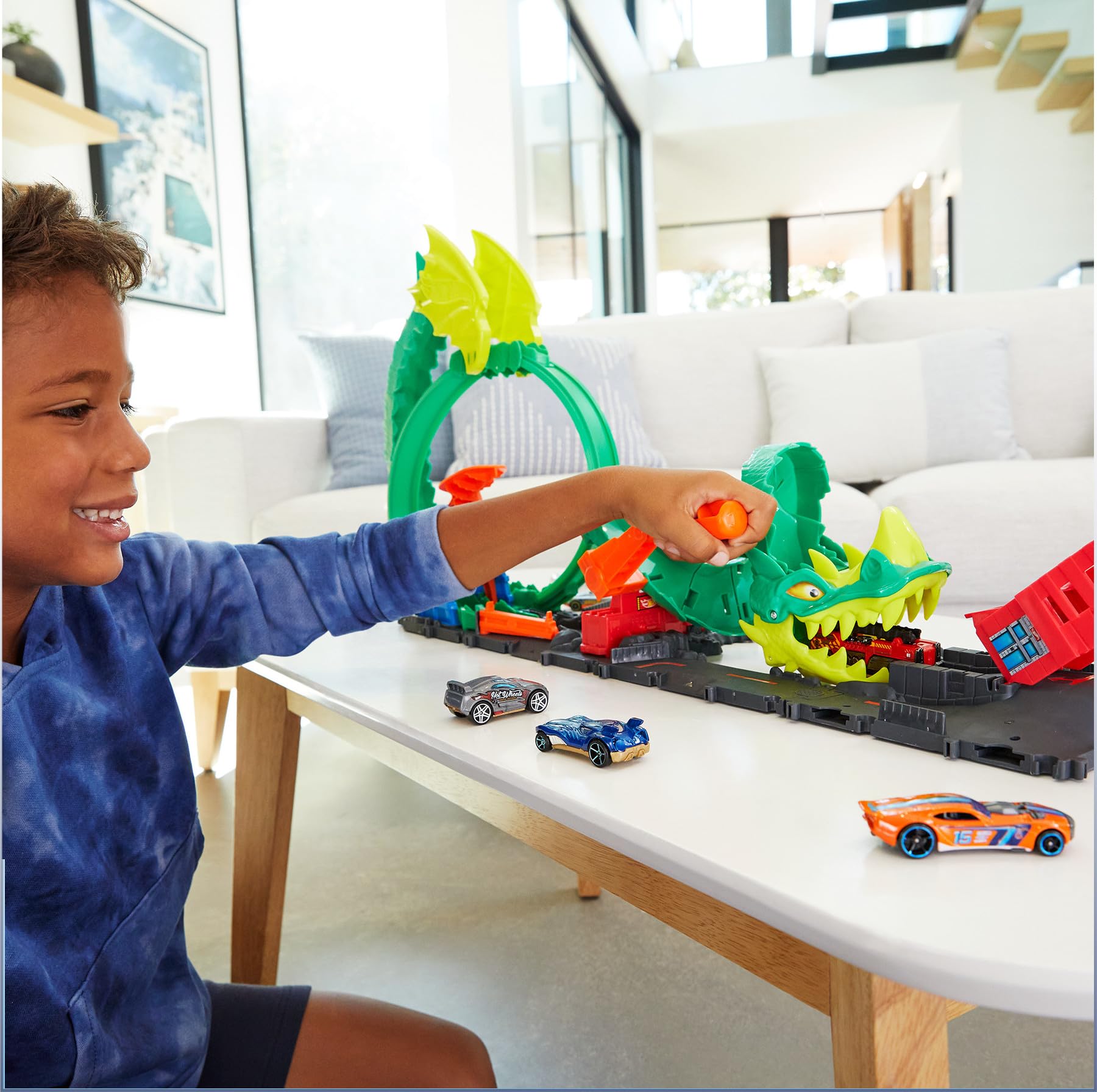 Hot Wheels Track Set with 1:64 Scale Toy Firetruck, City Fire Station with Dragon Nemesis and Track Play, Dragon Drive Firefight