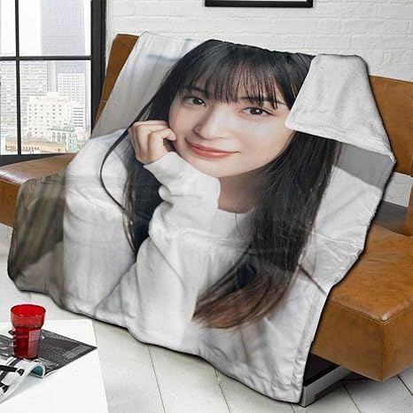 Amazon Co Jp 広瀬すず 2 様々な用途ブランケット人気 厚手毛布 秋 冬用片面がやわらかいシルバーフォックスベルベット もう片面がスーパーウォームラムベルベットの両面毛布で あったか ふわふわ 柔らかい抗菌防臭 ホーム キッチン