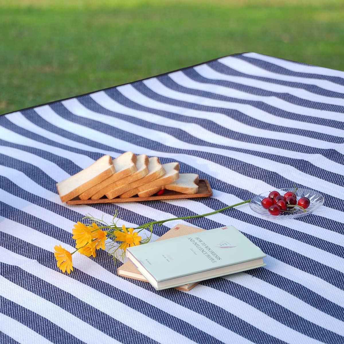 HulaFish Large 59''x79'' Waterproof Picnic Blanket - 3 Layered Foldable Outdoor Picnic Mat Perfect for Park and Beach, Grass / Water Resistant - Beach Blanket / Picnic Blankets: Kitchen & Dining