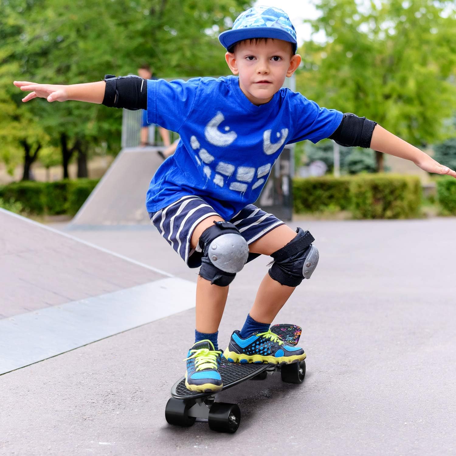 Мальчик на скейтборде. Скейтеры. Кататься на скейтборде. Мальчик катается на скейте. Мальчик на скейте.