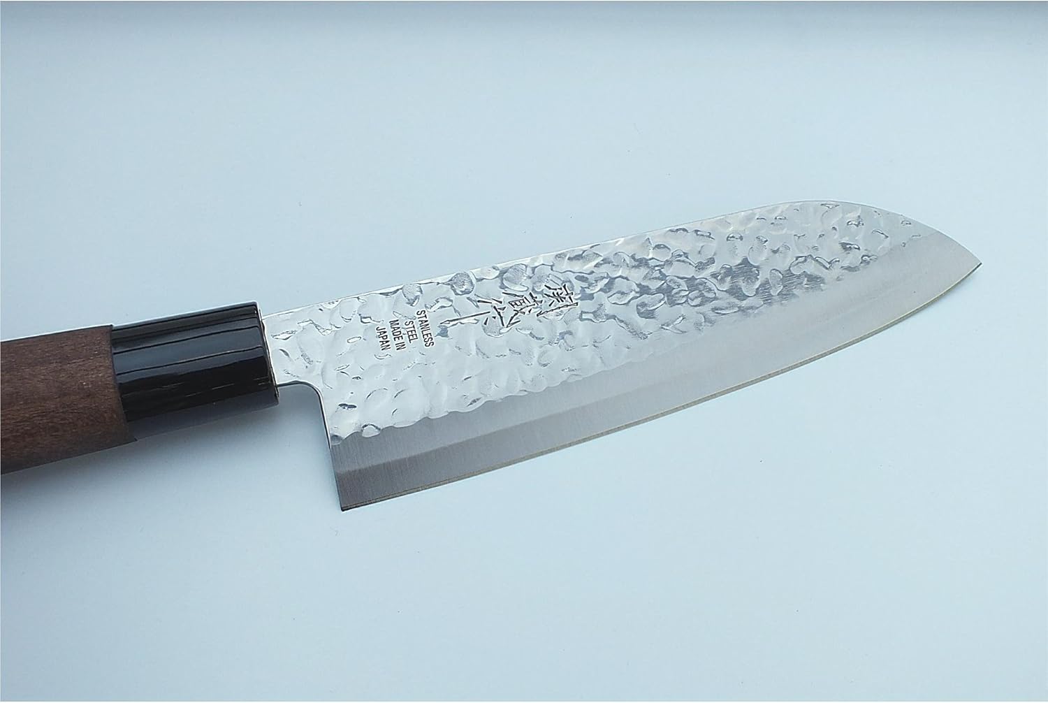 Tokyo Design Studio Santoku Messer Mit Hammerschlag Optik Chef Messer 165 Mm Klingenlange Rostfreier Japanischer Messer Stahl Beidseitig Geschliffen Mit Holzgriff Original Made In Japan Amazon De Kuche Haushalt