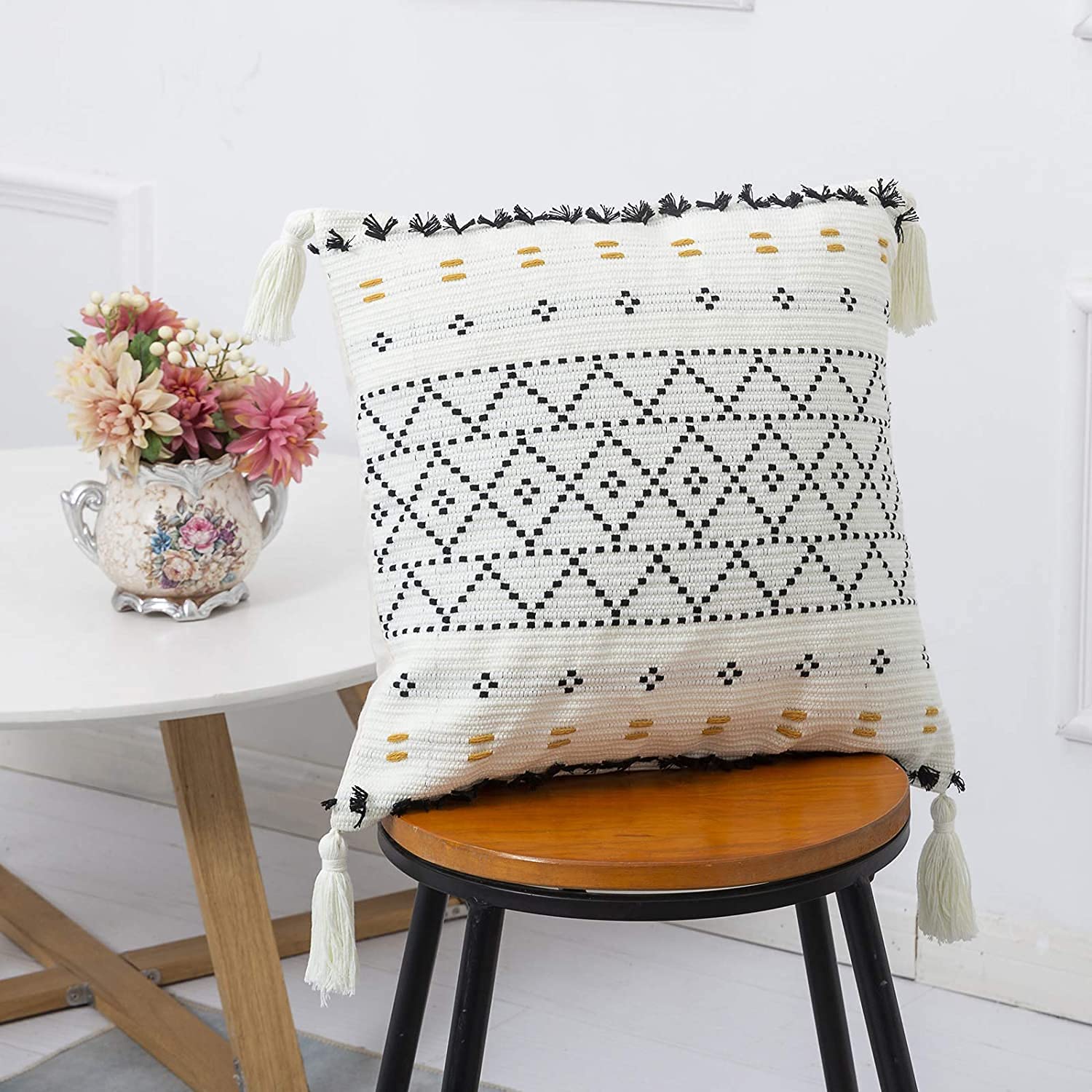 Boho Cushion Covers 18 x 18 Inch Decorative Cushion Case Natural Cotton Hand-Woven Tufted Throw Pillow Covers with Tassel Hug Pillowcase for Couch Sofa Bed Bedroom Living Room Home Decor,Black