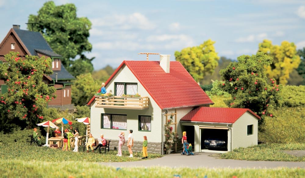 Auhagen 12222 House with Garage Modelling Kit
