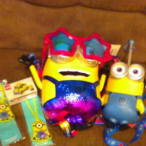 Amazon Co Jp Usj限定ミニオンお楽しみパックポップコーンバケツ ドリンクホルダー トミカ ピカピカチャーム２つ ホビー 通販