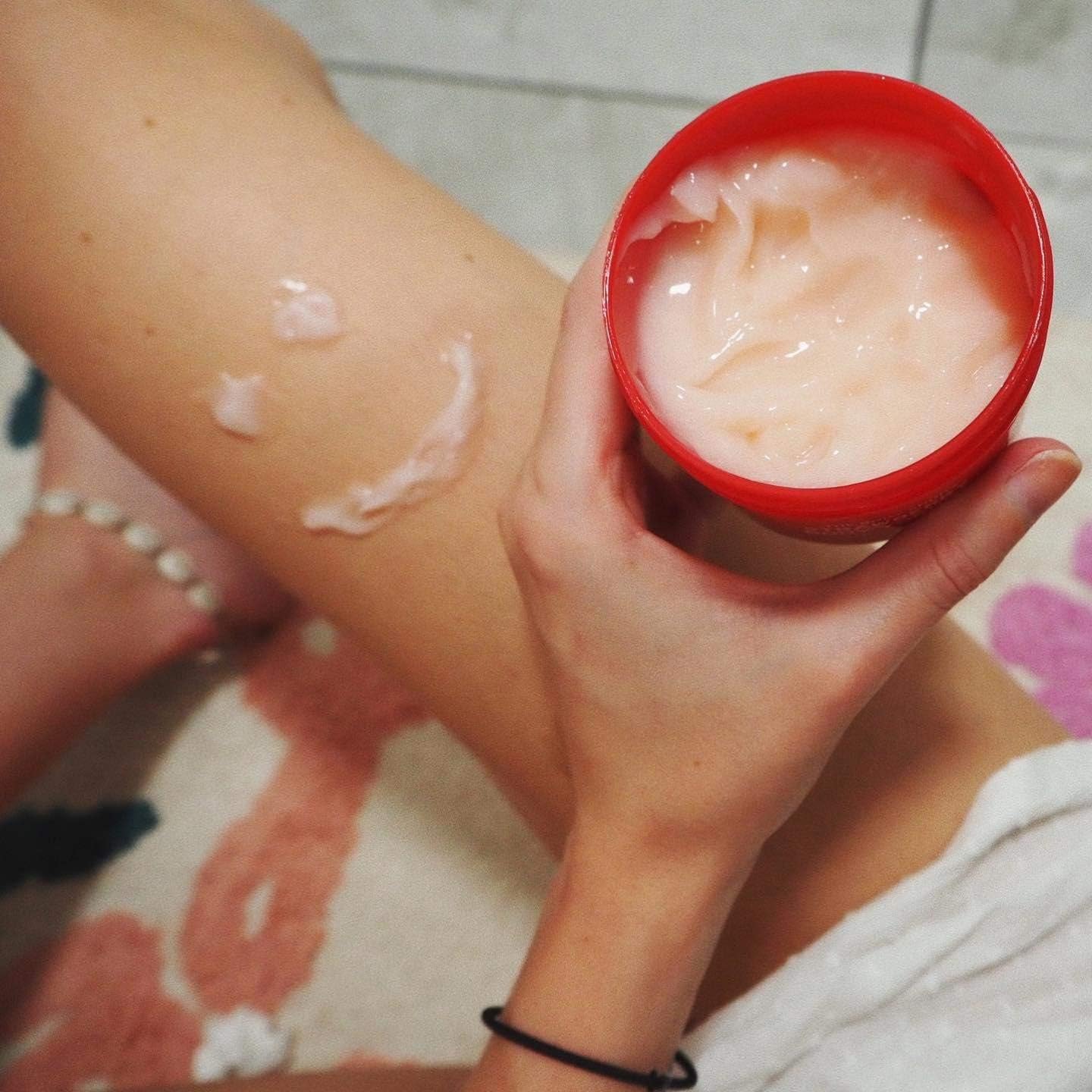 The Body Shop Strawberry Body Yogurt (1x 200ml), Fast-Absorbing Moisturiser for Dry Skin Lightweight Body Cream & Gel-Cream - Image 3