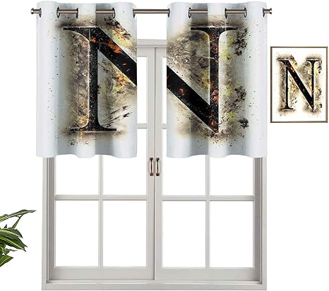 Cortina opaca con ojales en la parte superior, diseño de letras N en el