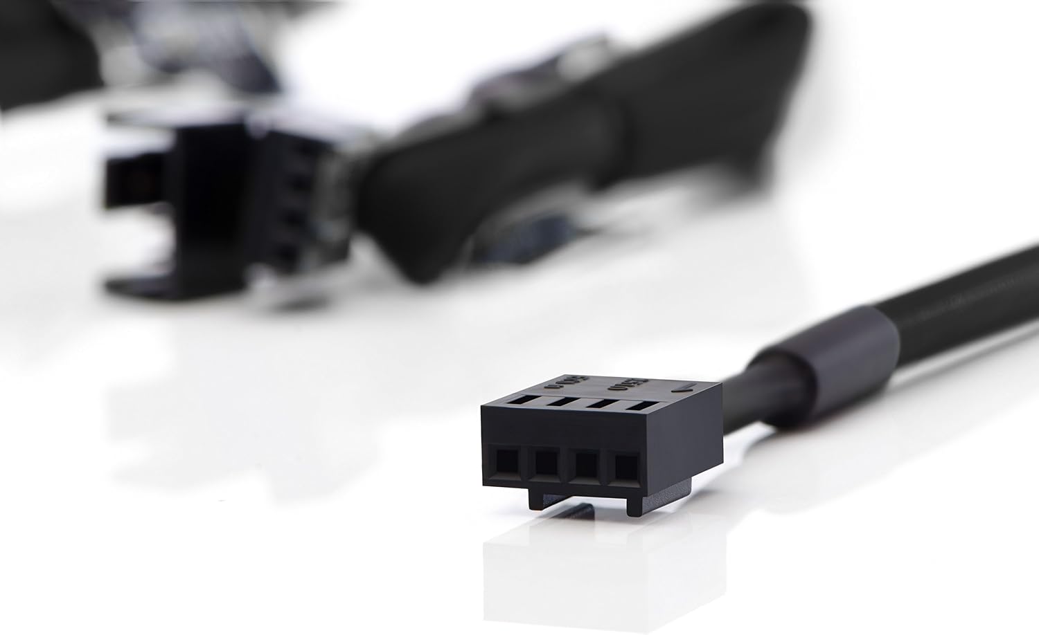 Noctua NA-SEC1 chromax.black, 3-Pin/4-Pin Extension Cables (30cm, Black) - Image 3